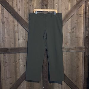 MENS: Gap Fit Drive Pants Size 38W 32L EUC